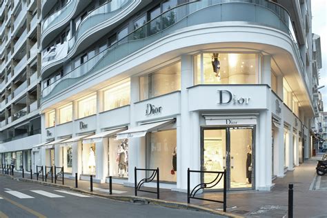 selfie devant magasin dior|DIOR .